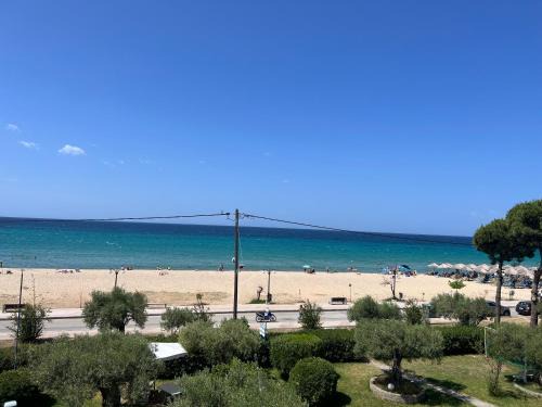 Nea Moudania Apartamento | Golden Beach Seafront Apartment