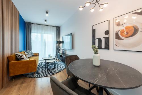 Srodmiescie Apartamento | Golden City Haven by Aparo - Nowy Apartament, Winda, Balkon, Szpital CKD, Uniwersytet