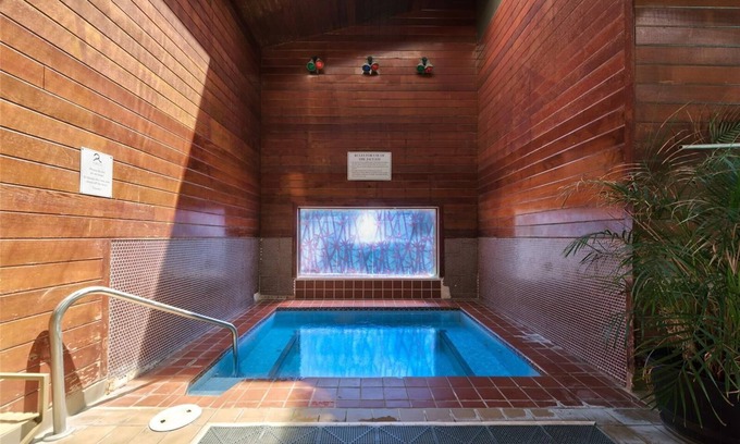 Golden Casa | Golden Condo con piscina, gimnasio y bañera de hidromasaje - Cerca de senderos para caminatas y tren ligero