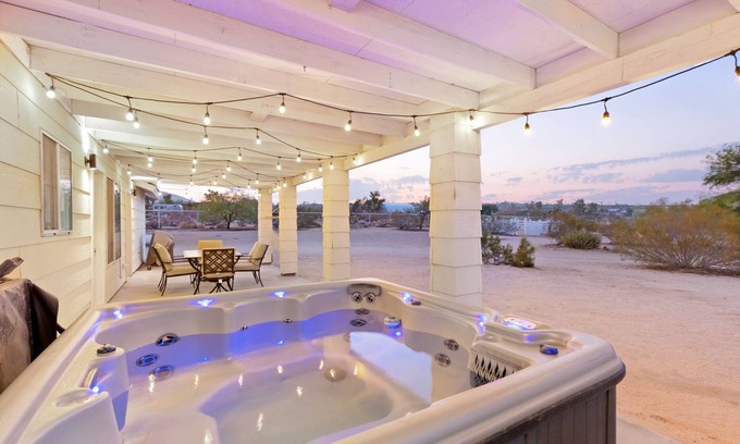 Joshua Tree Casa | 🌵Golden Desert Ranch - Hot Tub, Fire Pit and BBQ!🌵