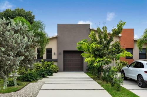 Croissant Park Casa | Golden Fox Downtown Pool House home