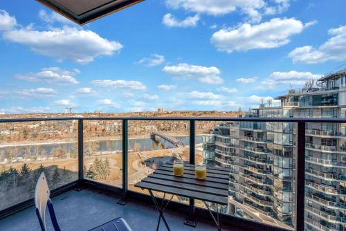 Eau Claire Apartamento | Golden Horizon Luxe Comfort & Iconic City Views