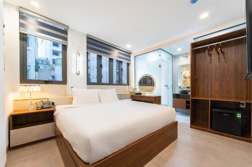 Downtown Ho Chi Minh City Hotel | Golden Lunar Hotel - Moonlight Stay in Bui Vien Walking Street
