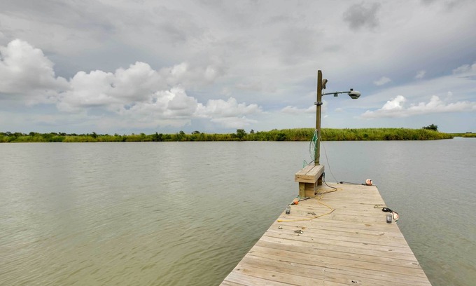 Golden Meadow Cabina | Golden Meadow Getaway: Waterfront Retreat w/ Deck