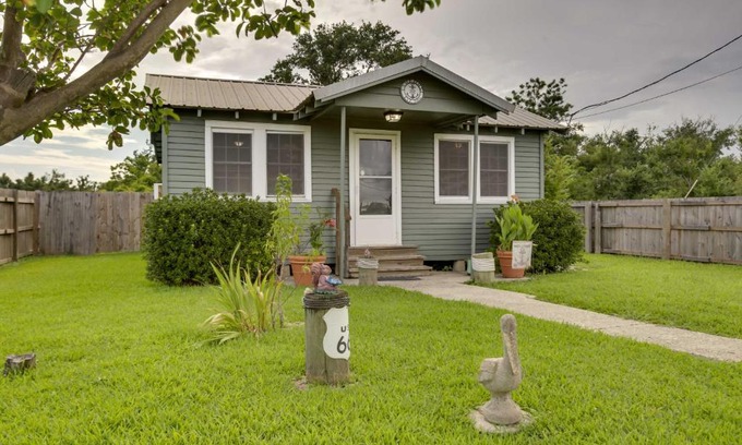 Golden Meadow Casa | Golden Meadow Getaway Patio, Grill, and Kayaks!
