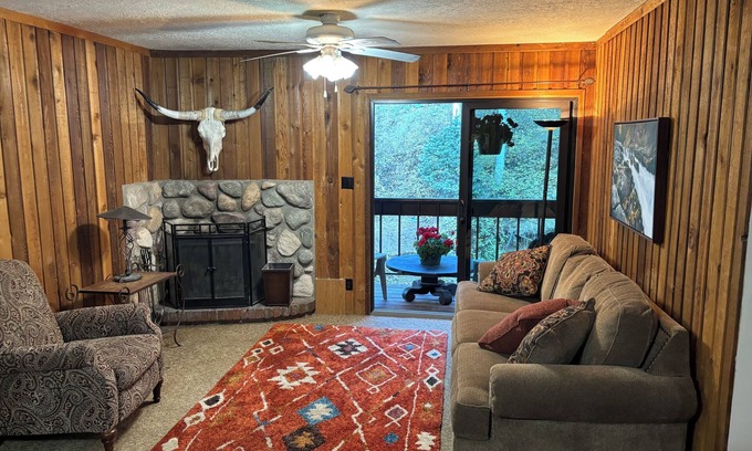 Red River Condominio | Golden Nugget - cozy 2 bedroom condo wood fireplace -free wifi - fully equipped