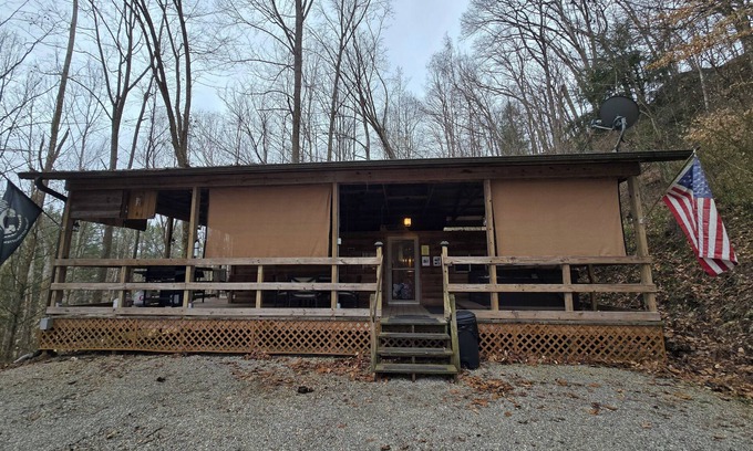 South Bloomingville Cabaña | Golden Oak Cottage Hocking Hills