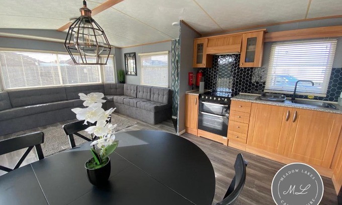 Chapel Saint Leonards Casa | Golden Palm Resort - Palm Grove 3 - Pet friendly & WiFi - Meadow Lakes Caravan & Lodge Hire