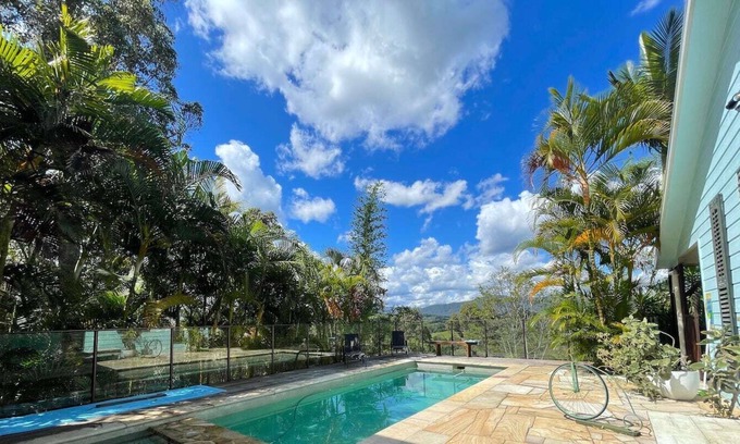 Uki Casa | Golden Retreat Ultimate 5 Bed with seperate Villa (Sleeps 10)