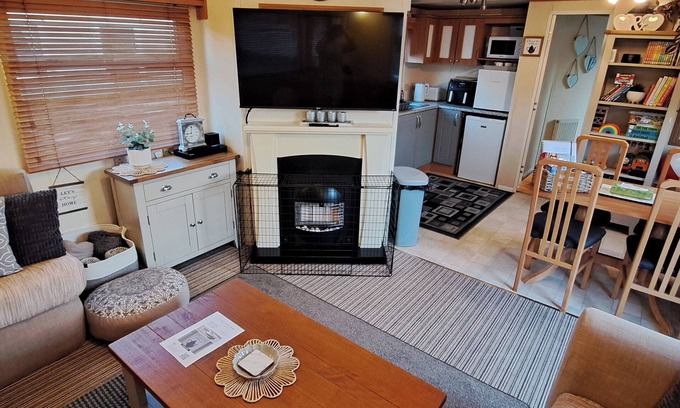 Kinmel Bay Cabina | Seaside Caravan - Sleeps 6, Parking & Veranda