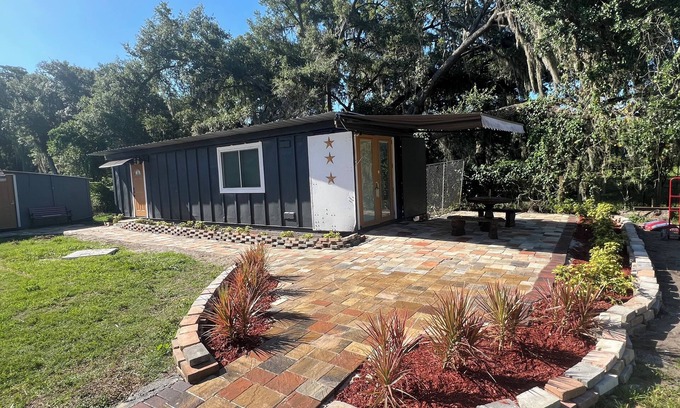 Dover Casa | Golden stars Charming apartment in fabulous Plant City with WiFi and AC