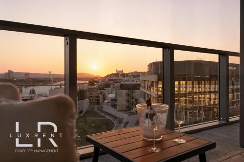 Nivy Apartamento | Golden Suite, RIVER&OLD TOWN VIEW, FREE Parking