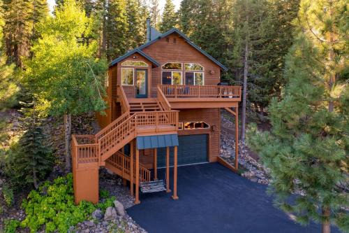 Truckee Casa | Golden Summit by AvantStay Stunning Secluded Cabin w Access to Tahoe Donner
