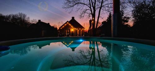 Ewijk Casa | Goldenescape 6P Vip huis met Royale tuin en hottub 110