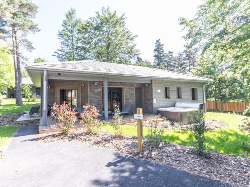 Le Chambon-sur-Lignon Casa | Golf, Bain à Remous, Piscine et Activités Ludiques : Lodge de Luxe pour 4 Adultes + 2 Enfants - FR-1-582-368