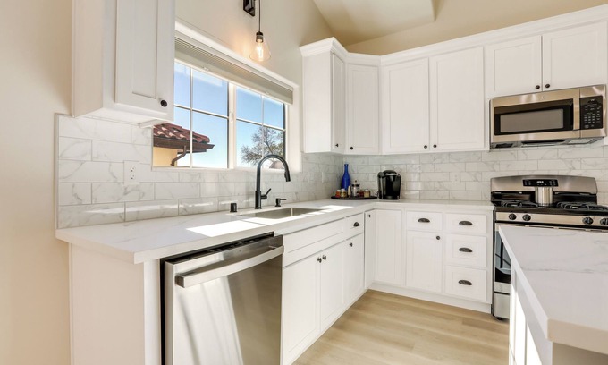 Auburn Apartamento | Golf Course Across Street: Modern Auburn Apartment
