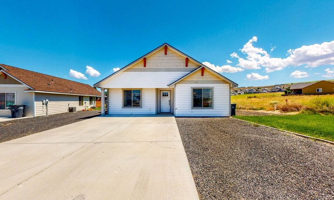 Moses Lake Casa | Golf Course Getaway on 5th Hole, Across from Potholes State Park - Dogs OK