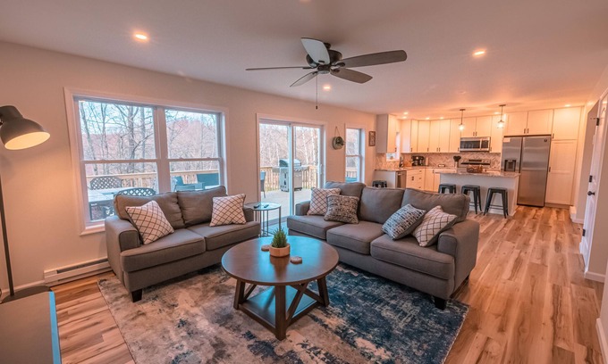 Lake Ariel Casa | Golf course in the backyard and endless amenities just minutes away! 🏔️ ⛳️ 🏖️