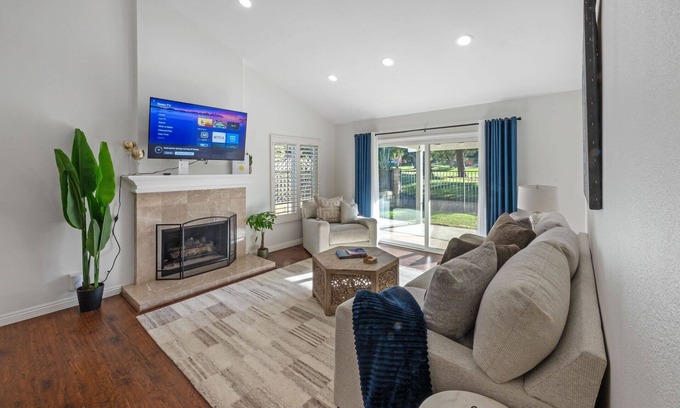 Thousand Oaks Casa | Golf course & Mountain View with Jacuzzi. Peaceful home. Family friendly.