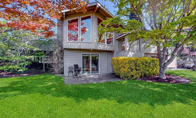 Bainbridge Island Casa | Golf-course-view house with deck, fireplace, grill - near ferry