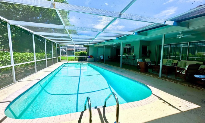 Clearwater Casa | GOLF COURSE VIEW/HEATED POOL/LANAI/PIANO/FOOSBALL/BBQ-NEAR BEACH/MUSEUM/SHOPS!