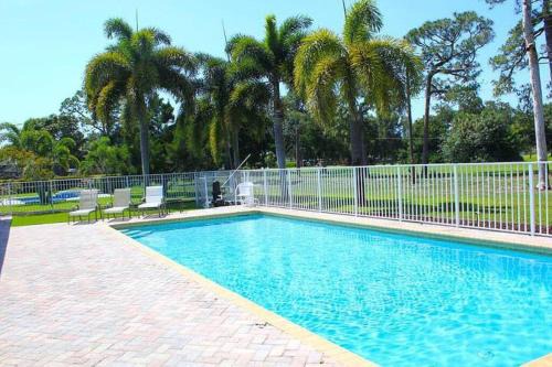 Lake Worth Casa | Golf course view & heated pool home