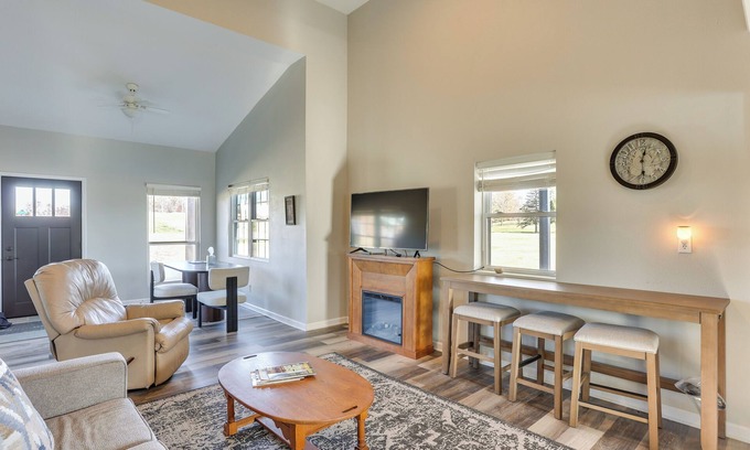 Oakland City Casa | Golf Course Views: Oakland City Retreat