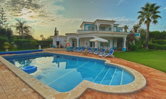 Portimao Villa | Villa de ensueño con piscina privada, gran jardín y vistas al mar.