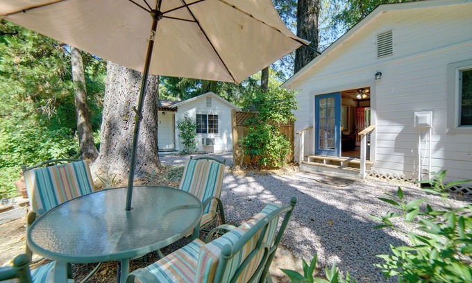 Cobb Cabina | Golf, Hike, Sip Wine: Cobb Mountain Cabin w/Patio