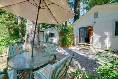 Cobb Casa | Golf, Hike, Sip Wine Cobb Mountain Cabin with Patio