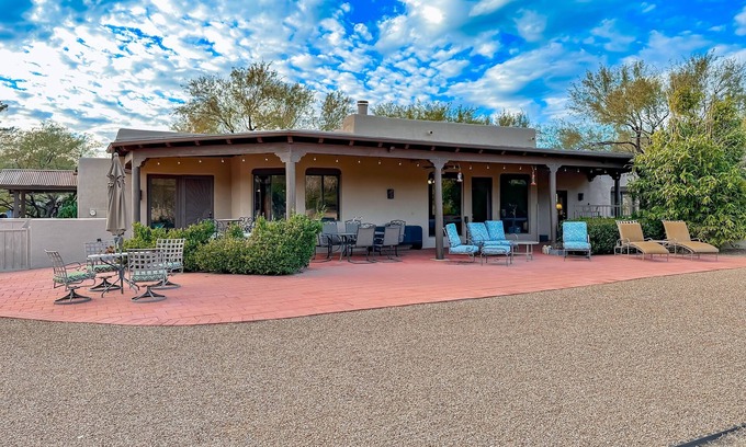 Tanque Verde Casa | Golf & mountain view desert home with shared pool and gym - dog-friendly