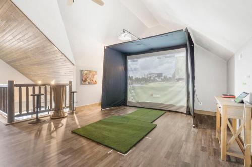 Table Rock Casa | Golf Simulator- Private Hot Tub- Lake Views- Free Daily Tickets- Close to Attractions