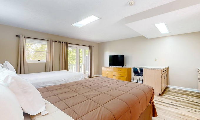 Baneberry Apartamento | Golf view, 2nd-floor studio with balcony, game room & gym - walk to Douglas Lake