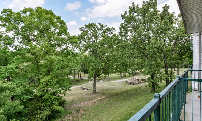 Branson Condominio | Walk-In "Hideaway at Holiday Hills" Condo w / Netflix / Jacuzzi / Golf / Piscina cubierta!