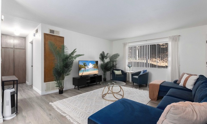 San Carlos Apartamento | Golfcrest Getaway, Foosball, Near UCSD, King Bed, Pool, Jacuzzi, Private Balcony