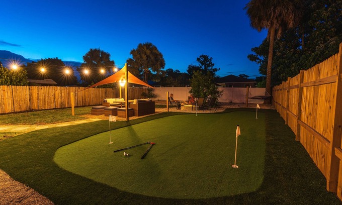 Jupiter Casa | "Golfers Paradise" Updated house with HUGE backyard, mini golf, fire pit,Hammock