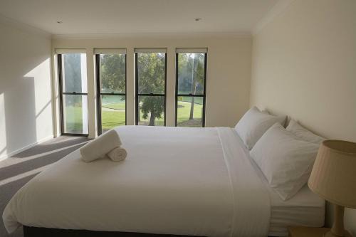 Robina Casa | Golfside Escape – Stylish 3BR Townhouse in Robina