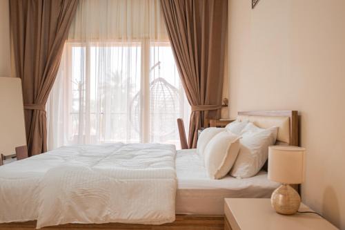 Al Hamra Village Apartamento | Golfside Serenity - Stylish 1 BHK by FREE Holiday Homes