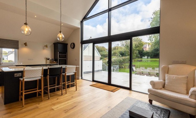 Newport Casa | Golwg y Lan - A stunning home for 10 with sea views