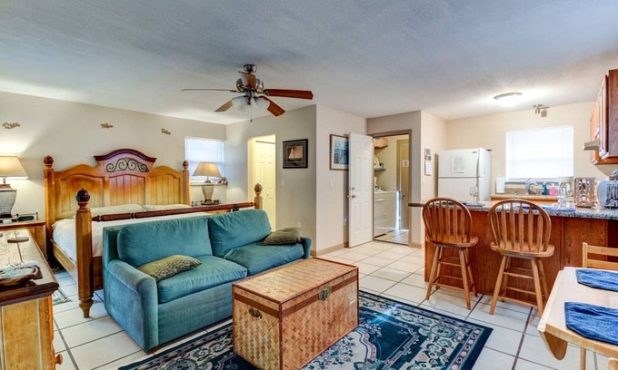 Kingston Casa | Good Old Days Cottage, King Bed, Pet Friendly