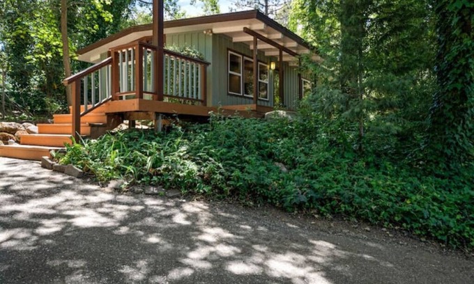 Auburn Casa | Good Vibes Bungalow with Hot Tub