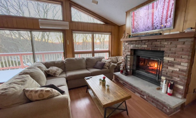 Bushkill Chalet De Esquí | Good Vibes Chalet With Private Hot Tub & Sauna in Saw Creek Private Community
