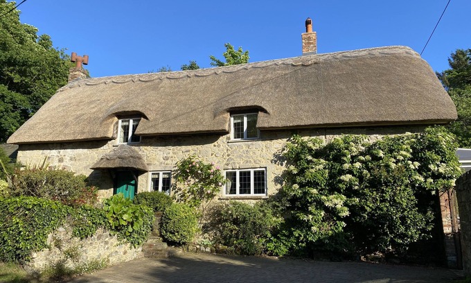 Ventnor Cabaña | GOODALLS, pet friendly, character holiday cottage in Niton
