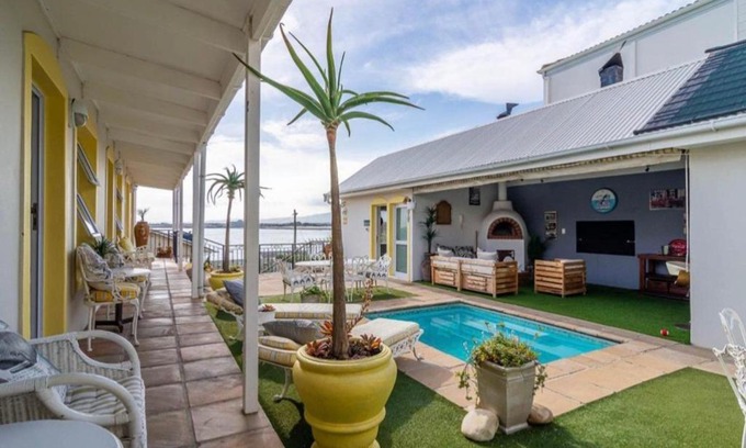 Gordons Bay Central Casa | Gordon's Beach Lodge