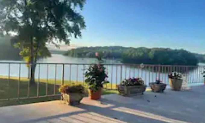 Ten Mile Casa | Gordon's Grandview Lakehouse beautiful year round in every season.