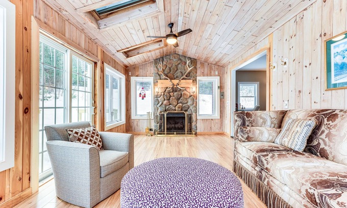 North Creek Cabina | Gore Mountain Retreat: Deck & Game Room
