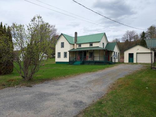 Bakers Mills Casa | Gore Mtn Camp, 4BR, Office, 1GB WiFi, rafting, caves