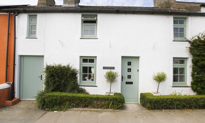 Rhoscolyn Cabaña | GORFFWYSFA, family friendly, with a garden in Four Mile Bridge