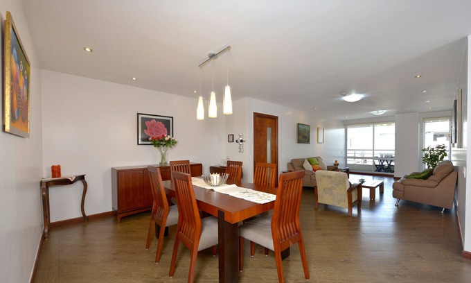 La Colina Condominio | ALDROVANDI Av Gonzalez Suarez, Recogida en el Airpt 5 Noches, JacuZ, Sauna, Piscina, Gimnasio