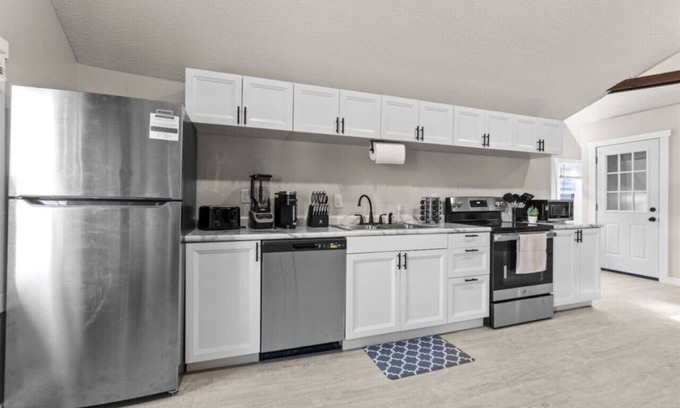 West Central Apartamento | Gorg Wooden Beams w/Brick Accents in Downtown Apt